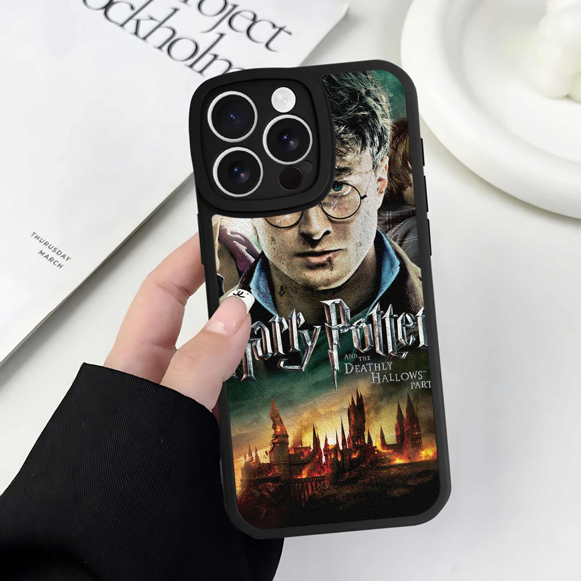 （画像用） Harry Potter ハリー・ポッターシリーズ 【iPhone 16シリーズ対応】シリコンスマホケース（レザー調） 材質：シリコン
